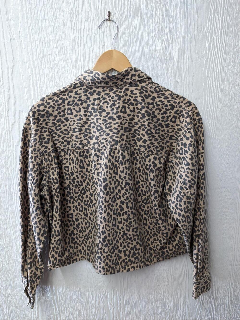 American Eagle Leopard Print Cropped Button Down Women’s Size Small Long Sleeves - Picture 7 of 7